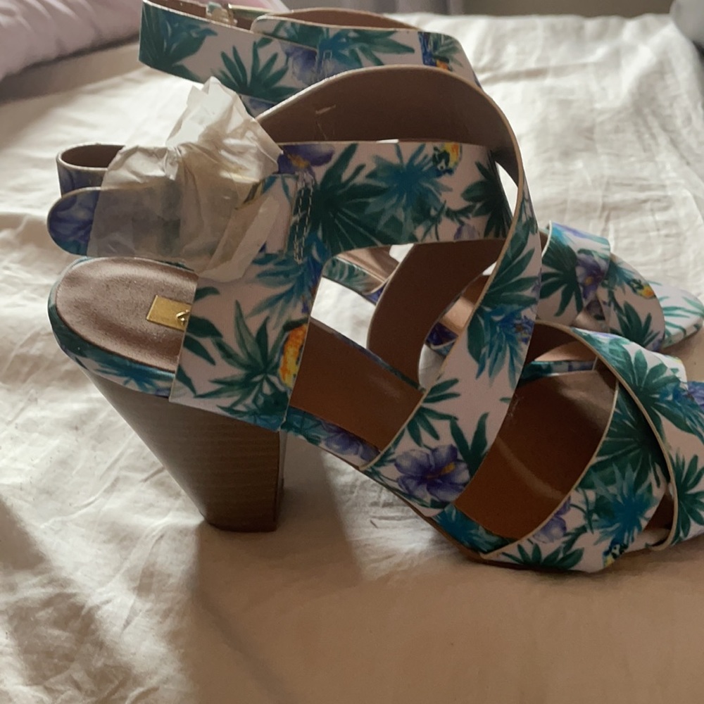 Tropical sandal. Nwot